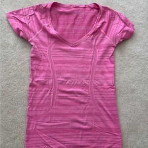 Lululemon V-neck Swiftly Tech Short Sleeve Shirt in pink size 6